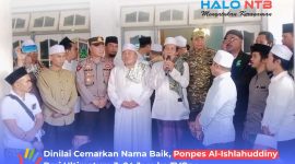 Pimpinan Ponpes Al-Ishlahuddiny, TGH Mukhlis Ibrahim (tengah) bersama keluarga besar alumni, simpatisan dan jamaah saat menyampaikan ultimatum kepada TVOne, Jumat (17/7/2026).(Foto: Istimewa)