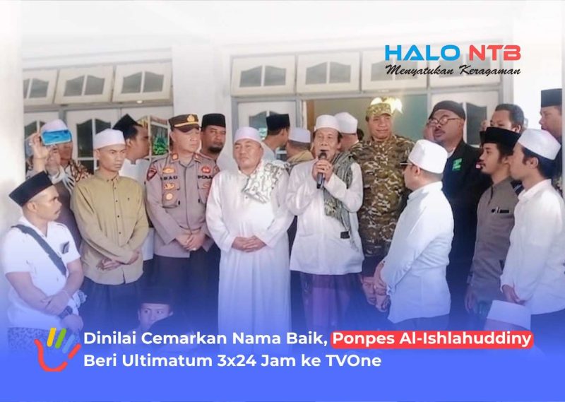 Pimpinan Ponpes Al-Ishlahuddiny, TGH Mukhlis Ibrahim (tengah) bersama keluarga besar alumni, simpatisan dan jamaah saat menyampaikan ultimatum kepada TVOne, Jumat (17/7/2026).(Foto: Istimewa)