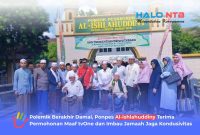 Foto bersama pimpinan pondok, para tuan guru, masyayikh, dan perwakilan alumni Ponpes Al-Ishlahuddiny bersama tim tvOne, IJTI NTB, dan Kemenag NTB di Ponpes Al-Ishlahuddiny, Kediri, Lombok Barat, Minggu (19/7/2026).(Foto: Istimewa)