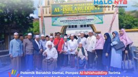 Foto bersama pimpinan pondok, para tuan guru, masyayikh, dan perwakilan alumni Ponpes Al-Ishlahuddiny bersama tim tvOne, IJTI NTB, dan Kemenag NTB di Ponpes Al-Ishlahuddiny, Kediri, Lombok Barat, Minggu (19/7/2026).(Foto: Istimewa)