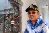 Garis pembatas KPK terpasang di pintu ruang kerja Bupati Lombok Barat, H. Lalu Ahmad Zaini, pasca Operasi Tangkap Tangan (OTT) yang mengejutkan, Senin (20/7/2026).