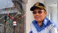 Garis pembatas KPK terpasang di pintu ruang kerja Bupati Lombok Barat, H. Lalu Ahmad Zaini, pasca Operasi Tangkap Tangan (OTT) yang mengejutkan, Senin (20/7/2026).