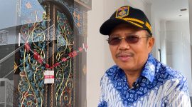Garis pembatas KPK terpasang di pintu ruang kerja Bupati Lombok Barat, H. Lalu Ahmad Zaini, pasca Operasi Tangkap Tangan (OTT) yang mengejutkan, Senin (20/7/2026).