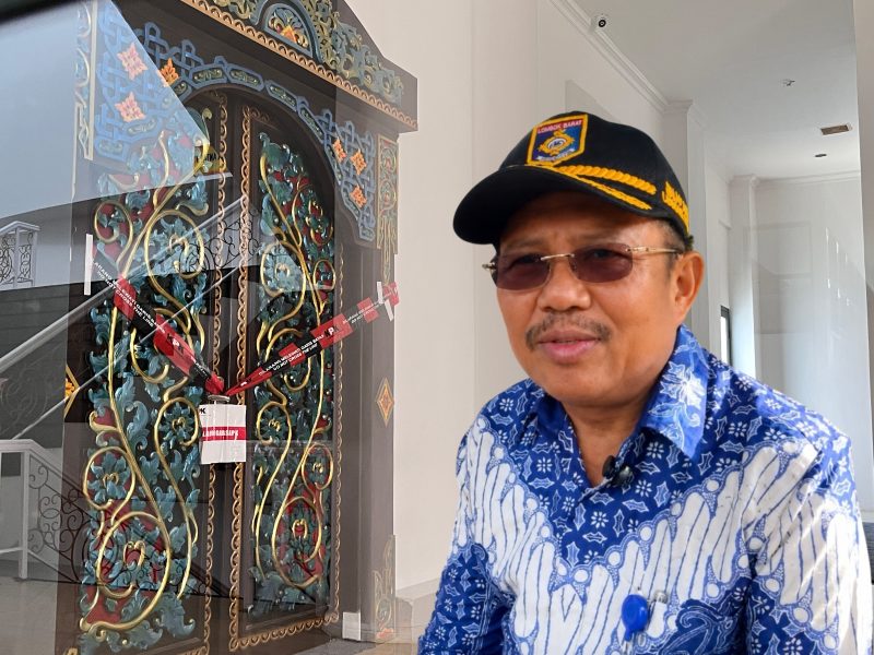 Garis pembatas KPK terpasang di pintu ruang kerja Bupati Lombok Barat, H. Lalu Ahmad Zaini, pasca Operasi Tangkap Tangan (OTT) yang mengejutkan, Senin (20/7/2026).