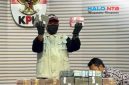 Petugas KPK menunjukkan barang bukti uang dalam konferensi pers Operasi Tangkap Tangan (OTT) Bupati Lombok Barat Lalu Ahmad Zaini di Gedung Merah Putih KPK, Jakarta, Selasa (21/7).