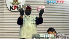 Petugas KPK menunjukkan barang bukti uang dalam konferensi pers Operasi Tangkap Tangan (OTT) Bupati Lombok Barat Lalu Ahmad Zaini di Gedung Merah Putih KPK, Jakarta, Selasa (21/7).