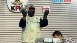 Petugas KPK menunjukkan barang bukti uang dalam konferensi pers Operasi Tangkap Tangan (OTT) Bupati Lombok Barat Lalu Ahmad Zaini di Gedung Merah Putih KPK, Jakarta, Selasa (21/7).