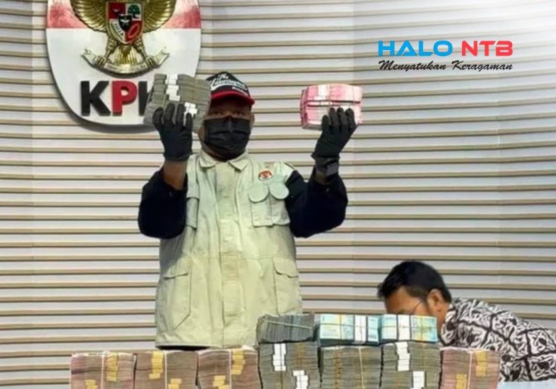 Petugas KPK menunjukkan barang bukti uang dalam konferensi pers Operasi Tangkap Tangan (OTT) Bupati Lombok Barat Lalu Ahmad Zaini di Gedung Merah Putih KPK, Jakarta, Selasa (21/7).