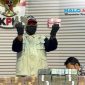 Petugas KPK menunjukkan barang bukti uang dalam konferensi pers Operasi Tangkap Tangan (OTT) Bupati Lombok Barat Lalu Ahmad Zaini di Gedung Merah Putih KPK, Jakarta, Selasa (21/7).