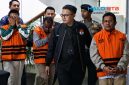 Bupati Lombok Barat Lalu Ahmad Zaini (tengah), bersama dua orang lainnya mengenakan rompi tahanan KPK usai resmi ditetapkan sebagai tersangka kasus dugaan korupsi di Gedung Merah Putih, Jakarta, Selasa (21/7/2026).(Dok. komisi Pemberantasan Korupsi)