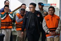 Bupati Lombok Barat Lalu Ahmad Zaini (tengah), bersama dua orang lainnya mengenakan rompi tahanan KPK usai resmi ditetapkan sebagai tersangka kasus dugaan korupsi di Gedung Merah Putih, Jakarta, Selasa (21/7/2026).(Dok. komisi Pemberantasan Korupsi)