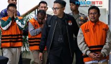 Bupati Lombok Barat Lalu Ahmad Zaini (tengah), bersama dua orang lainnya mengenakan rompi tahanan KPK usai resmi ditetapkan sebagai tersangka kasus dugaan korupsi di Gedung Merah Putih, Jakarta, Selasa (21/7/2026).(Dok. komisi Pemberantasan Korupsi)