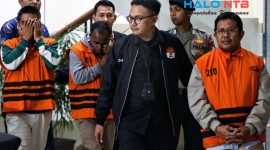 Bupati Lombok Barat Lalu Ahmad Zaini (tengah), bersama dua orang lainnya mengenakan rompi tahanan KPK usai resmi ditetapkan sebagai tersangka kasus dugaan korupsi di Gedung Merah Putih, Jakarta, Selasa (21/7/2026).(Dok. komisi Pemberantasan Korupsi)