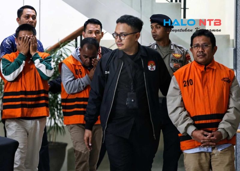 Bupati Lombok Barat Lalu Ahmad Zaini (tengah), bersama dua orang lainnya mengenakan rompi tahanan KPK usai resmi ditetapkan sebagai tersangka kasus dugaan korupsi di Gedung Merah Putih, Jakarta, Selasa (21/7/2026).(Dok. komisi Pemberantasan Korupsi)