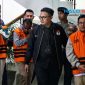 Bupati Lombok Barat Lalu Ahmad Zaini (tengah), bersama dua orang lainnya mengenakan rompi tahanan KPK usai resmi ditetapkan sebagai tersangka kasus dugaan korupsi di Gedung Merah Putih, Jakarta, Selasa (21/7/2026).(Dok. komisi Pemberantasan Korupsi)