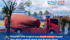 Penampakan mobil pribadi Bupati Lombok Barat nonaktif yang ditutup penutup khusus saat diangkut menggunakan truk towing menuju KPK di Rumah Dinas , Selasa (28/7/2026).(Foto: Istimewa)
