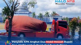 Penampakan mobil pribadi Bupati Lombok Barat nonaktif yang ditutup penutup khusus saat diangkut menggunakan truk towing menuju KPK di Rumah Dinas , Selasa (28/7/2026).(Foto: Istimewa)
