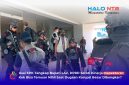 Personel Brimob Polda NTB mengawal tim penyidik Komisi Pemberantasan Korupsi (KPK) saat melakukan penggeledahan di Kantor Bupati Lombok Barat, terkait pengumpulan barang bukti dokumen dalam kasus dugaan korupsi yang menjerat Bupati Lombok Barat.(Foto: Istimewa)