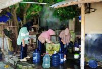 Potret warga saat mengantre air bersih di sebuah sumur warga di desa sebelah, karena sudah 4 hari aliran air di rumahnya mereka tak kunjung mengalir.(Foto: Istimewa)
