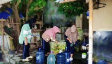 Potret warga saat mengantre air bersih di sebuah sumur warga di desa sebelah, karena sudah 4 hari aliran air di rumahnya mereka tak kunjung mengalir.(Foto: Istimewa)