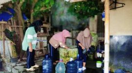 Potret warga saat mengantre air bersih di sebuah sumur warga di desa sebelah, karena sudah 4 hari aliran air di rumahnya mereka tak kunjung mengalir.(Foto: Istimewa)