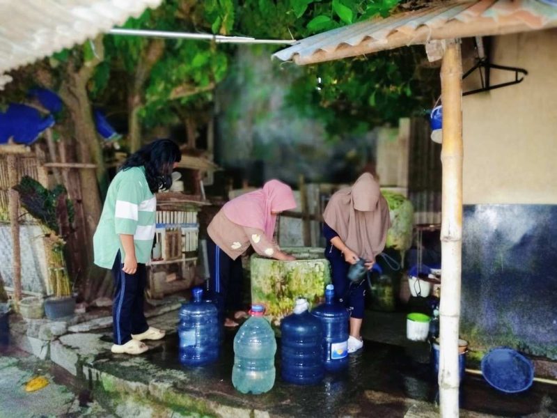 Potret warga saat mengantre air bersih di sebuah sumur warga di desa sebelah, karena sudah 4 hari aliran air di rumahnya mereka tak kunjung mengalir.(Foto: Istimewa)