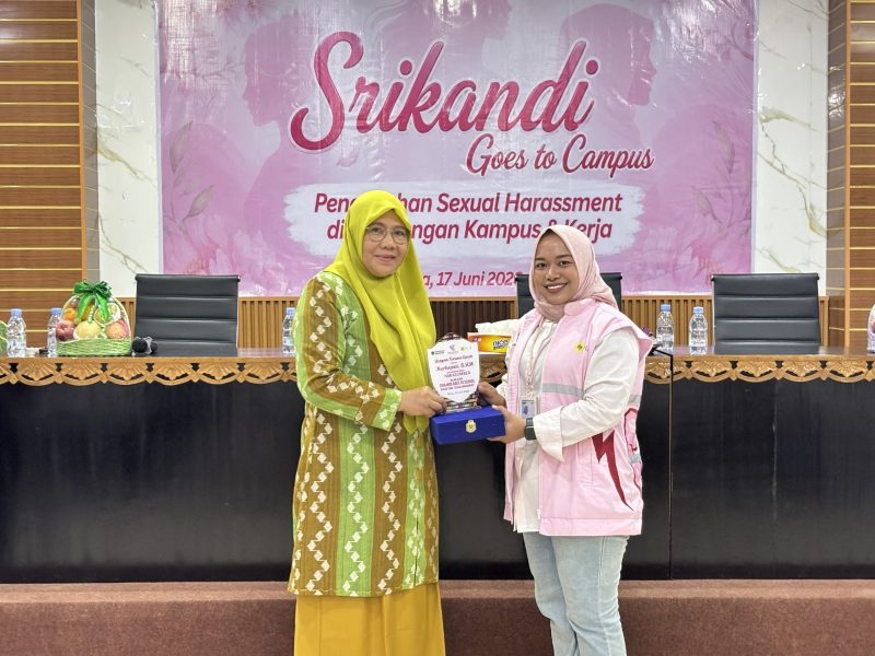 Srikandi PLN UIW NTB bersama narasumber dari DP3A Kota Bima menggelar program Srikandi Goes to Campus di STIE Bima sebagai upaya mengedukasi mahasiswa tentang pencegahan kekerasan seksual, pentingnya keberanian melapor, serta membangun budaya kampus yang aman, inklusif, dan bebas diskriminasi. (Dok. PLN)