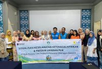 Foto bersama usai kegiatan Sosialisasi Keselamatan Ketenagalistrikan dan Produk Layanan PLN yang diselenggarakan PLN ULP Gerung di Kantor Bupati Lombok Barat. Kegiatan ini bertujuan meningkatkan kesadaran masyarakat, khususnya ibu-ibu Persatuan Istri Pegawai Pemerintah Kabupaten Lombok Barat, terhadap pentingnya penggunaan listrik yang aman serta pemanfaatan layanan digital PLN Mobile. (Dok. PLN)