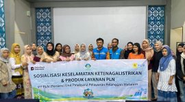 Foto bersama usai kegiatan Sosialisasi Keselamatan Ketenagalistrikan dan Produk Layanan PLN yang diselenggarakan PLN ULP Gerung di Kantor Bupati Lombok Barat. Kegiatan ini bertujuan meningkatkan kesadaran masyarakat, khususnya ibu-ibu Persatuan Istri Pegawai Pemerintah Kabupaten Lombok Barat, terhadap pentingnya penggunaan listrik yang aman serta pemanfaatan layanan digital PLN Mobile. (Dok. PLN)
