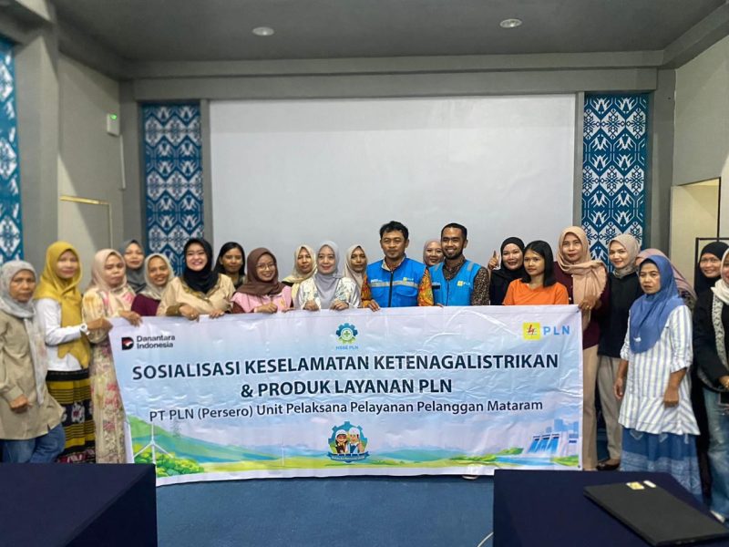 Foto bersama usai kegiatan Sosialisasi Keselamatan Ketenagalistrikan dan Produk Layanan PLN yang diselenggarakan PLN ULP Gerung di Kantor Bupati Lombok Barat. Kegiatan ini bertujuan meningkatkan kesadaran masyarakat, khususnya ibu-ibu Persatuan Istri Pegawai Pemerintah Kabupaten Lombok Barat, terhadap pentingnya penggunaan listrik yang aman serta pemanfaatan layanan digital PLN Mobile. (Dok. PLN)