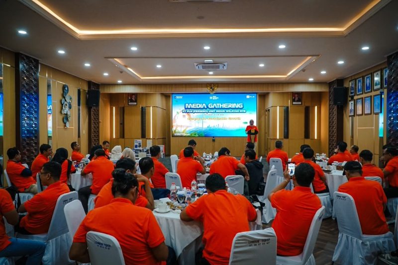 Puluhan insan pers dari berbagai platform media di Nusa Tenggara Barat mengikuti kegiatan Media Gathering PLN UIW NTB yang membahas penguatan kolaborasi, Program Bantuan Pasang Baru Listrik (BPBL), pengembangan ekosistem kendaraan listrik, serta transformasi layanan digital melalui PLN Mobile. (Dok. PLN)
