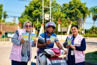 Antusiasme masyarakat mewarnai kegiatan sosialisasi PLN Mobile yang digelar Srikandi PLN UP3 Selaparang di Lombok Timur sebagai upaya meningkatkan literasi digital dan memperluas pemanfaatan layanan kelistrikan berbasis aplikasi. (Dok. PLN)