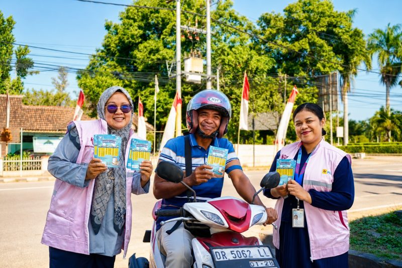 Antusiasme masyarakat mewarnai kegiatan sosialisasi PLN Mobile yang digelar Srikandi PLN UP3 Selaparang di Lombok Timur sebagai upaya meningkatkan literasi digital dan memperluas pemanfaatan layanan kelistrikan berbasis aplikasi. (Dok. PLN)