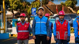 Manager ULP Selong Bangkit Candra Wijaya bersama jajaran personel operasional dan tenaga alih daya mengikuti Safety Briefing yang digelar PLN UIW NTB sebagai bentuk komitmen menghadirkan layanan kelistrikan yang andal, aman, dan berkelanjutan. (Dok. PLN)