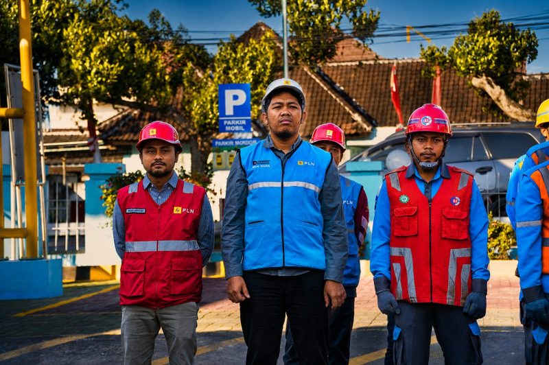 Manager ULP Selong Bangkit Candra Wijaya bersama jajaran personel operasional dan tenaga alih daya mengikuti Safety Briefing yang digelar PLN UIW NTB sebagai bentuk komitmen menghadirkan layanan kelistrikan yang andal, aman, dan berkelanjutan. (Dok. PLN)