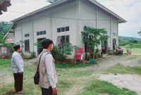 YBM PLN UP3 Sumbawa menyerahkan bantuan zakat kepada santri dhuafa Pondok Pesantren Hidayatullah, Dusun Bangkong, Desa Karang Dima, Kecamatan Labuhan Badas, sebagai bentuk kepedulian terhadap akses pendidikan bagi masyarakat kurang mampu. (Dok. PLN)