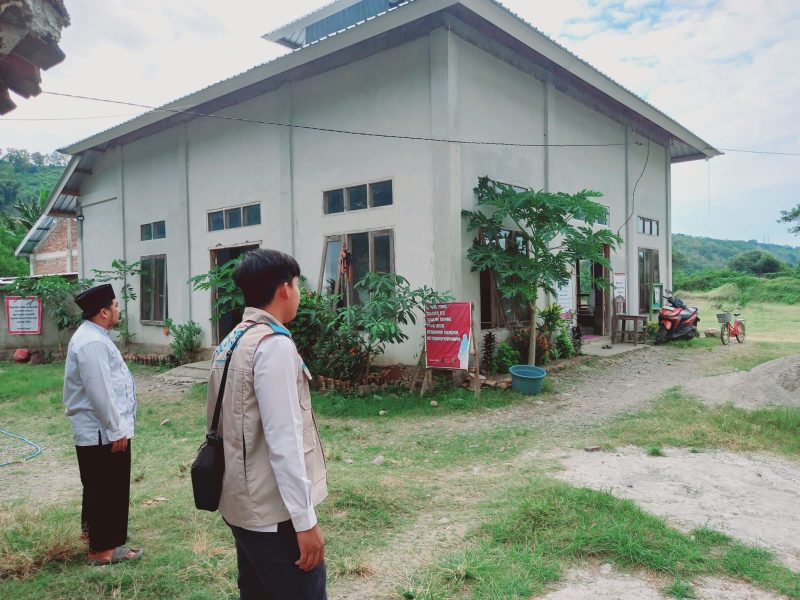 YBM PLN UP3 Sumbawa menyerahkan bantuan zakat kepada santri dhuafa Pondok Pesantren Hidayatullah, Dusun Bangkong, Desa Karang Dima, Kecamatan Labuhan Badas, sebagai bentuk kepedulian terhadap akses pendidikan bagi masyarakat kurang mampu. (Dok. PLN)