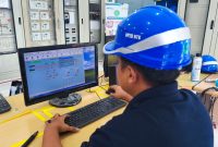 Petugas PLN melakukan pengujian dan verifikasi sistem monitoring data di Gardu Induk Mantang untuk memastikan seluruh informasi operasional terkirim secara akurat dan real time ke pusat pengendalian. (Dok. PLN)