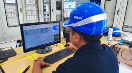 Petugas PLN melakukan pengujian dan verifikasi sistem monitoring data di Gardu Induk Mantang untuk memastikan seluruh informasi operasional terkirim secara akurat dan real time ke pusat pengendalian. (Dok. PLN)