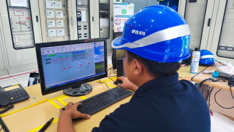 Petugas PLN melakukan pengujian dan verifikasi sistem monitoring data di Gardu Induk Mantang untuk memastikan seluruh informasi operasional terkirim secara akurat dan real time ke pusat pengendalian. (Dok. PLN)