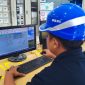Petugas PLN melakukan pengujian dan verifikasi sistem monitoring data di Gardu Induk Mantang untuk memastikan seluruh informasi operasional terkirim secara akurat dan real time ke pusat pengendalian. (Dok. PLN)