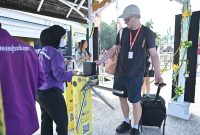 Wisatawan memanfaatkan fasilitas E-Ticketing dan Gate In Online di Pelabuhan Senggigi. Sistem digital yang didukung Bank NTB Syariah ini menghadirkan proses pembelian tiket, pembayaran, dan validasi keberangkatan secara cepat, aman, serta terintegrasi untuk meningkatkan kualitas layanan transportasi dan pariwisata di Lombok Barat. (Dok. Bank NTB Syariah)