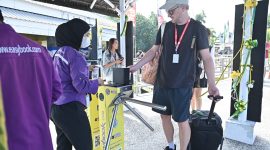 Wisatawan memanfaatkan fasilitas E-Ticketing dan Gate In Online di Pelabuhan Senggigi. Sistem digital yang didukung Bank NTB Syariah ini menghadirkan proses pembelian tiket, pembayaran, dan validasi keberangkatan secara cepat, aman, serta terintegrasi untuk meningkatkan kualitas layanan transportasi dan pariwisata di Lombok Barat. (Dok. Bank NTB Syariah)