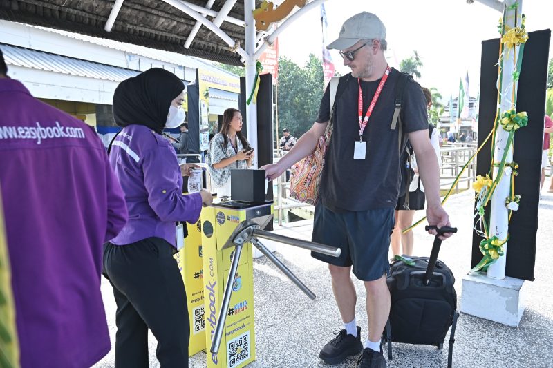 Wisatawan memanfaatkan fasilitas E-Ticketing dan Gate In Online di Pelabuhan Senggigi. Sistem digital yang didukung Bank NTB Syariah ini menghadirkan proses pembelian tiket, pembayaran, dan validasi keberangkatan secara cepat, aman, serta terintegrasi untuk meningkatkan kualitas layanan transportasi dan pariwisata di Lombok Barat. (Dok. Bank NTB Syariah)