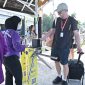 Wisatawan memanfaatkan fasilitas E-Ticketing dan Gate In Online di Pelabuhan Senggigi. Sistem digital yang didukung Bank NTB Syariah ini menghadirkan proses pembelian tiket, pembayaran, dan validasi keberangkatan secara cepat, aman, serta terintegrasi untuk meningkatkan kualitas layanan transportasi dan pariwisata di Lombok Barat. (Dok. Bank NTB Syariah)