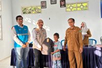 YBM PLN UP3 Bima menyerahkan bantuan tas dan perlengkapan sekolah kepada anak yatim dan piatu, disaksikan Pemerintah Kelurahan Nungga sebagai bentuk sinergi mendukung dunia pendidikan. (Dok. PLN)