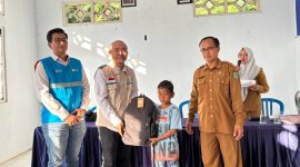 YBM PLN UP3 Bima menyerahkan bantuan tas dan perlengkapan sekolah kepada anak yatim dan piatu, disaksikan Pemerintah Kelurahan Nungga sebagai bentuk sinergi mendukung dunia pendidikan. (Dok. PLN)
