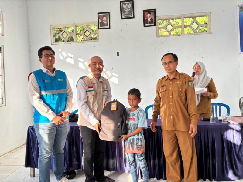 YBM PLN UP3 Bima menyerahkan bantuan tas dan perlengkapan sekolah kepada anak yatim dan piatu, disaksikan Pemerintah Kelurahan Nungga sebagai bentuk sinergi mendukung dunia pendidikan. (Dok. PLN)