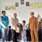 YBM PLN UP3 Bima menyerahkan bantuan tas dan perlengkapan sekolah kepada anak yatim dan piatu, disaksikan Pemerintah Kelurahan Nungga sebagai bentuk sinergi mendukung dunia pendidikan. (Dok. PLN)