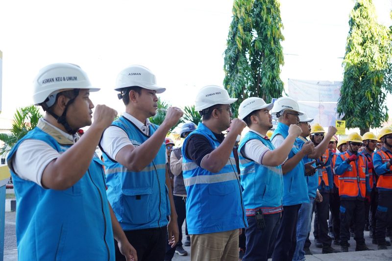 Manajemen bersama seluruh insan PLN meneguhkan komitmen menjadikan keselamatan sebagai budaya kerja, fondasi utama dalam menjaga keandalan pasokan listrik bagi masyarakat. (Dok. PLN)